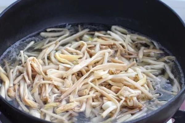黄花菜开花后能不能食用，用开水煮过破坏秋水仙碱后才能吃