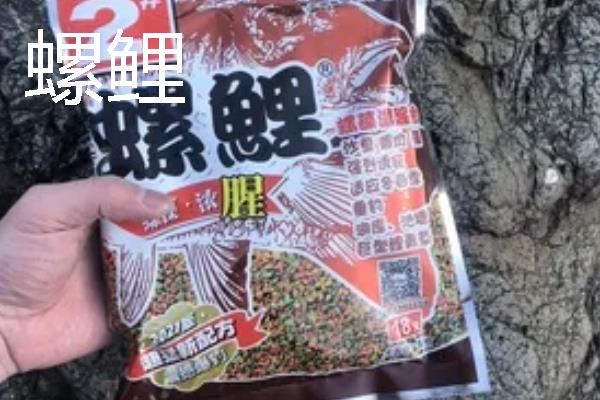 夜钓鲤鱼的最佳饵料，可选择自然饵料或自制饵料