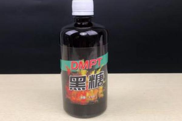 怎么在黑坑中钓青鱼，用颗粒饲料打窝可起到引诱效果