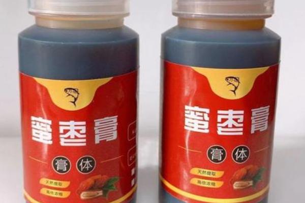 怎么在黑坑中钓青鱼，用颗粒饲料打窝可起到引诱效果