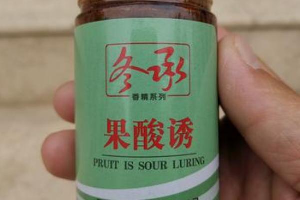 怎么在黑坑中钓青鱼，用颗粒饲料打窝可起到引诱效果