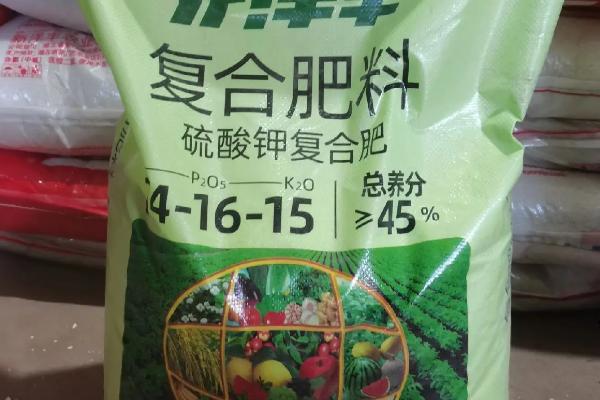 高塔造粒复合肥有什么特点，养分均匀、抗压强度高、水溶速度快