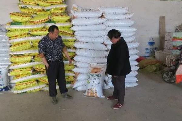 卖化肥的利润，1包100斤的化肥可获利20-40元左右