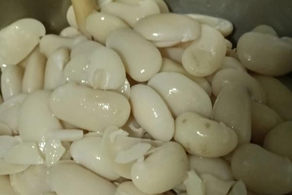 芸豆长期保存的方法，煮到半生半熟后放入冷冻室保存