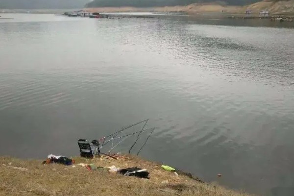 水库钓鲤鱼是不是钓近，钓点一般要离岸5-6米以上