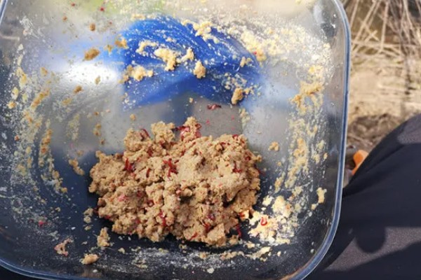 水库钓鲤鱼是不是钓近，钓点一般要离岸5-6米以上