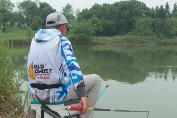 水库钓鲤鱼是不是钓近，钓点一般要离岸5-6米以上