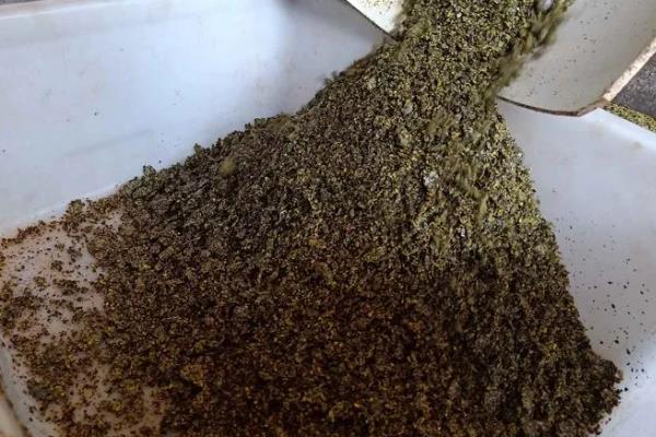 菜籽饼的发酵方法,与土壤混匀后加水搅拌并密封