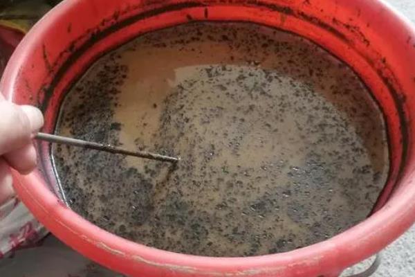 菜籽饼的发酵方法,与土壤混匀后加水搅拌并密封