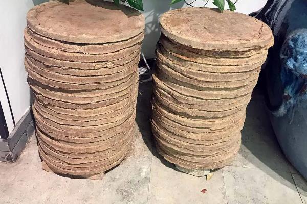 菜籽饼的发酵方法,与土壤混匀后加水搅拌并密封