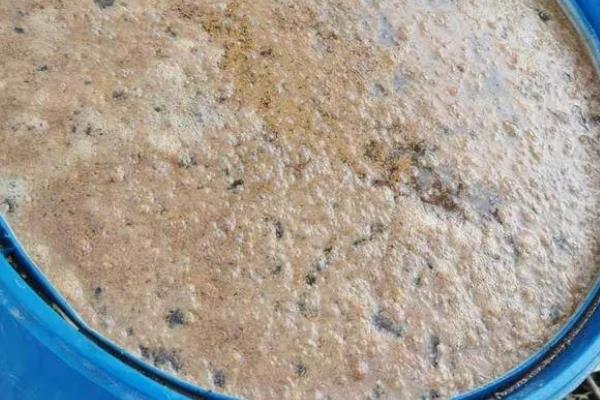 菜籽饼的发酵方法,与土壤混匀后加水搅拌并密封