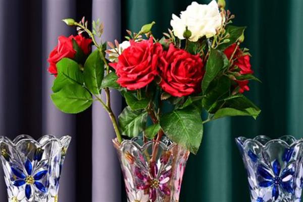 玫瑰花的保存方式，插入花瓶中具有保鲜效果