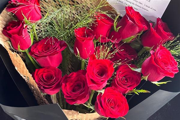 玫瑰花的保存方式，插入花瓶中具有保鲜效果