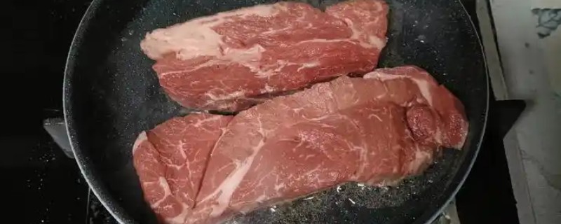 煎牛排放多少油,平铺锅底即可