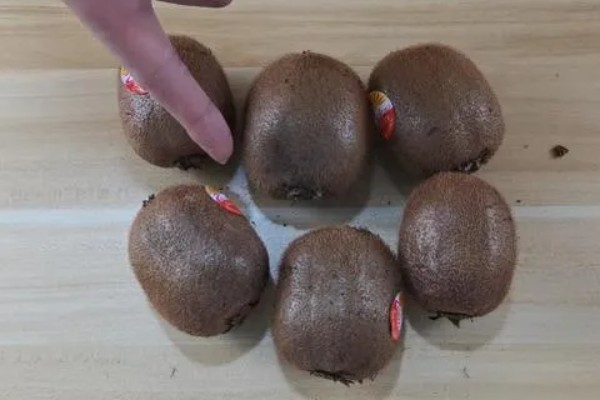 猕猴桃绿心红心黄心的区别，产地、口感、果型均不同