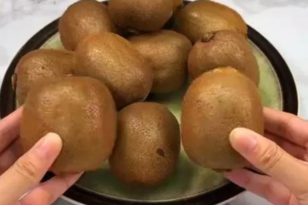 猕猴桃绿心红心黄心的区别，产地、口感、果型均不同