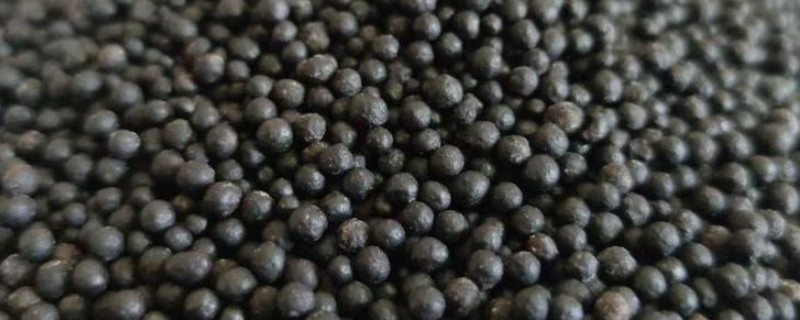 黑色颗粒复合肥怎么种菜，将肥料撒在土壤里即可