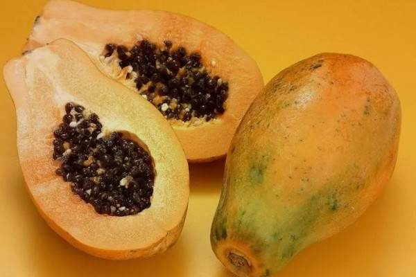 木瓜怎么才算熟，其外表皮会呈黄色或者橘红色