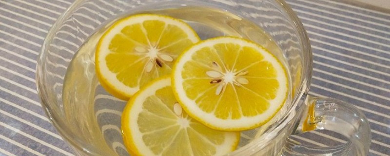 蜂蜜柠檬水怎么泡，先将柠檬清洗干净