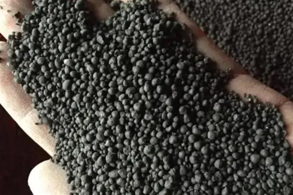 黑色颗粒复合肥怎么种菜，将肥料撒在土壤里即可