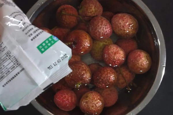 荔枝如何正确保鲜，可喷点水常温保存