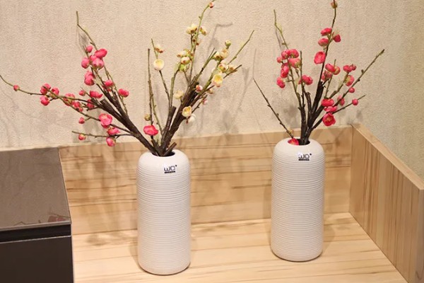 腊梅插花瓶内要不要放水,腊梅插花瓶内要放水