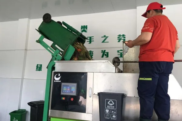 厨余垃圾如何制作有机肥料，先放在粉碎机中进行粉碎