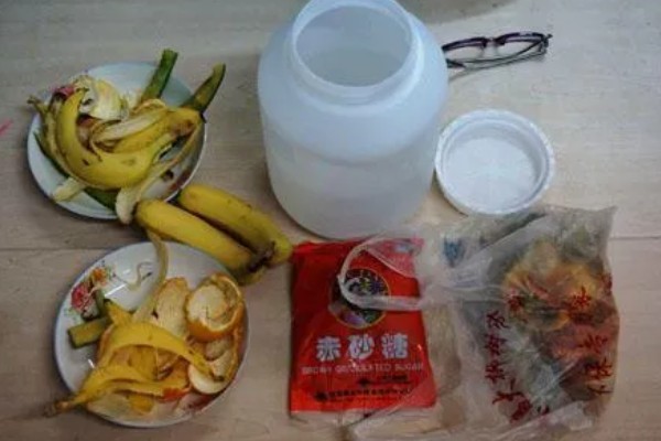 厨余垃圾如何制作有机肥料，先放在粉碎机中进行粉碎