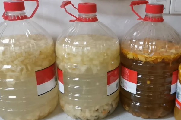 厨余垃圾如何制作有机肥料，先放在粉碎机中进行粉碎