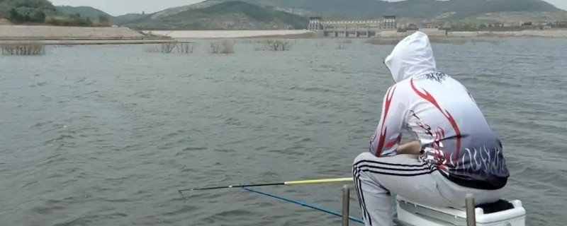 冬天钓鲫鱼是钓深还是钓浅，钓深比较合适