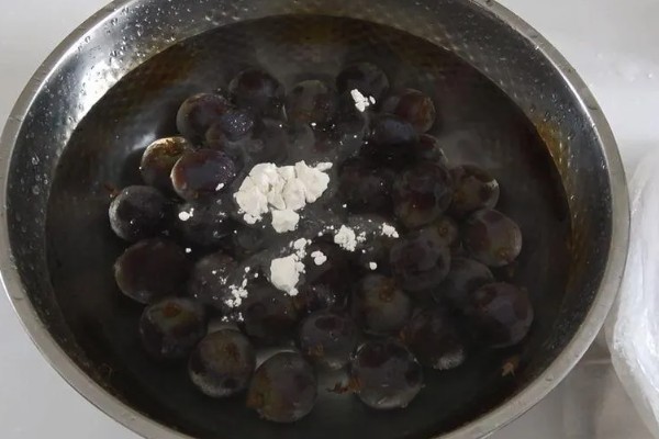 面粉的用途,可用来洗水果、擦洗水龙头等