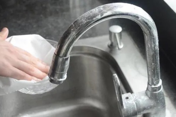 面粉的用途,可用来洗水果、擦洗水龙头等