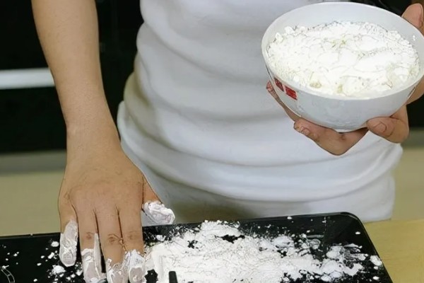 面粉的用途,可用来洗水果、擦洗水龙头等