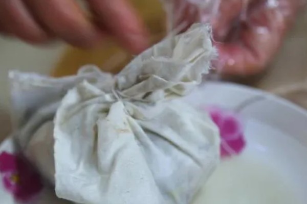 面粉的用途,可用来洗水果、擦洗水龙头等