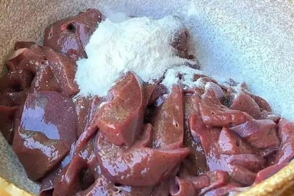 面粉的用途,可用来洗水果、擦洗水龙头等