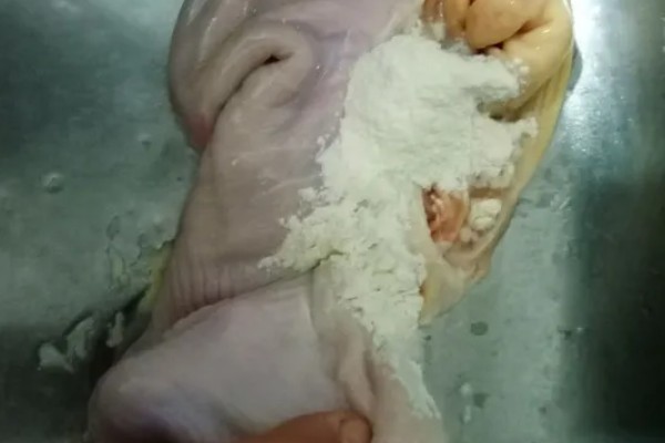 面粉的用途,可用来洗水果、擦洗水龙头等
