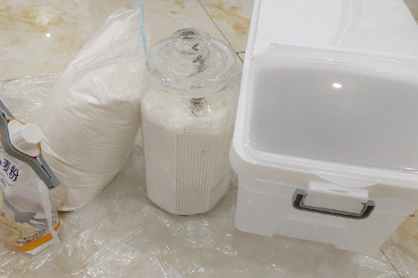 面粉的用途,可用来洗水果、擦洗水龙头等