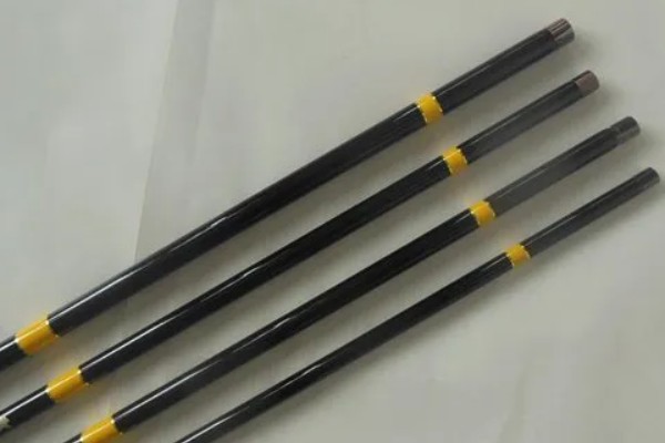 碳素鱼竿价格差距大的原因，是受到材料、设计、品牌等因素的影响