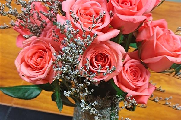 怎么养收到的玫瑰花束，可以在水中加一些保鲜剂