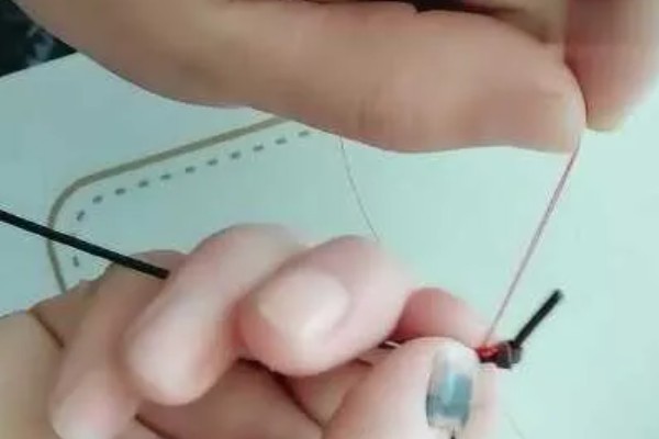 鱼线和鱼竿的绑法，可采用活接法、太空豆法等