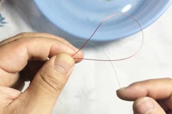 鱼线和鱼竿的绑法，可采用活接法、太空豆法等