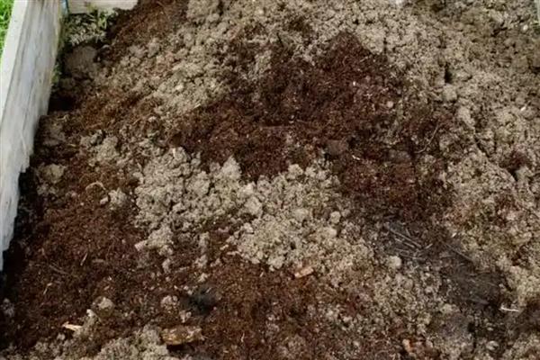 冬季积肥的意思，指精心储存生物菌肥