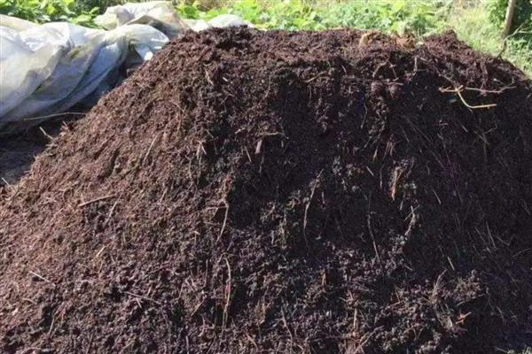 冬季积肥的意思，指精心储存生物菌肥