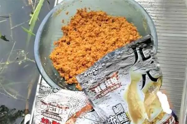 钓鲮鱼用什么饵料，爱吃麸香味、腥香味的饵料