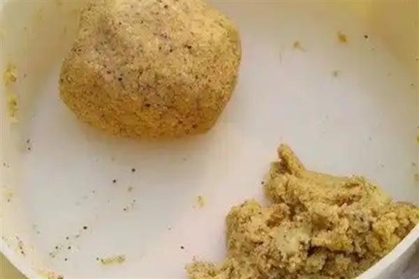 钓鲮鱼用什么饵料，爱吃麸香味、腥香味的饵料