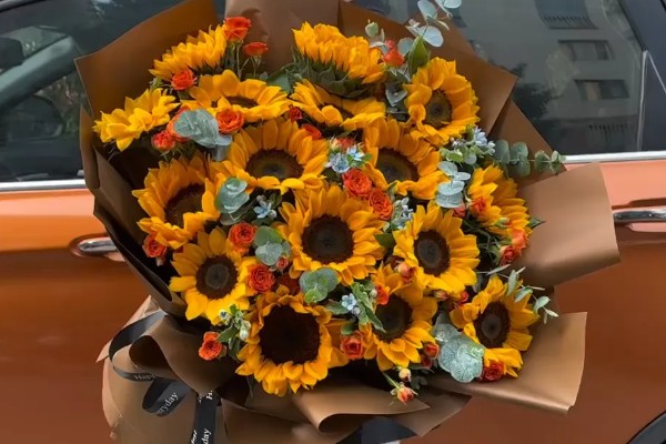 16朵向日葵代表的意思,寓意深切的爱意、幸福无边等