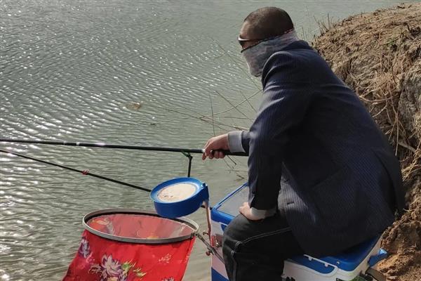 八月钓鱼技巧,首选钓点是树荫下