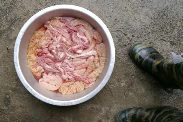 怎么洗整套猪下水，首先将杂质清洗干净