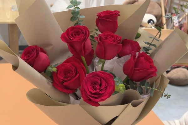 九朵玫瑰的花语，寓意相爱长久、终生相爱等