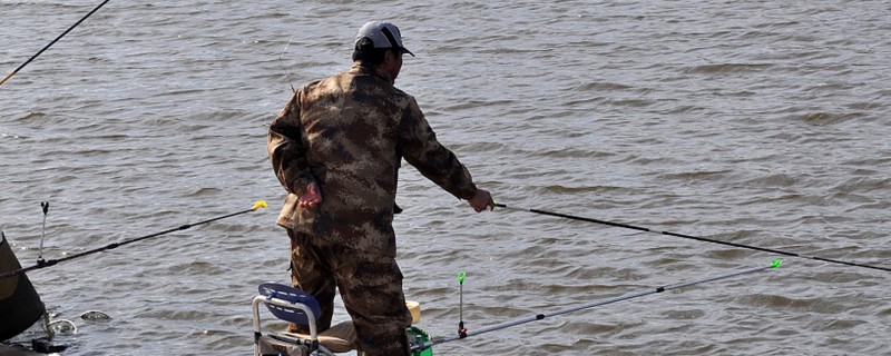 草鱼冬天开口吗，需要看周围水温是否适宜而定